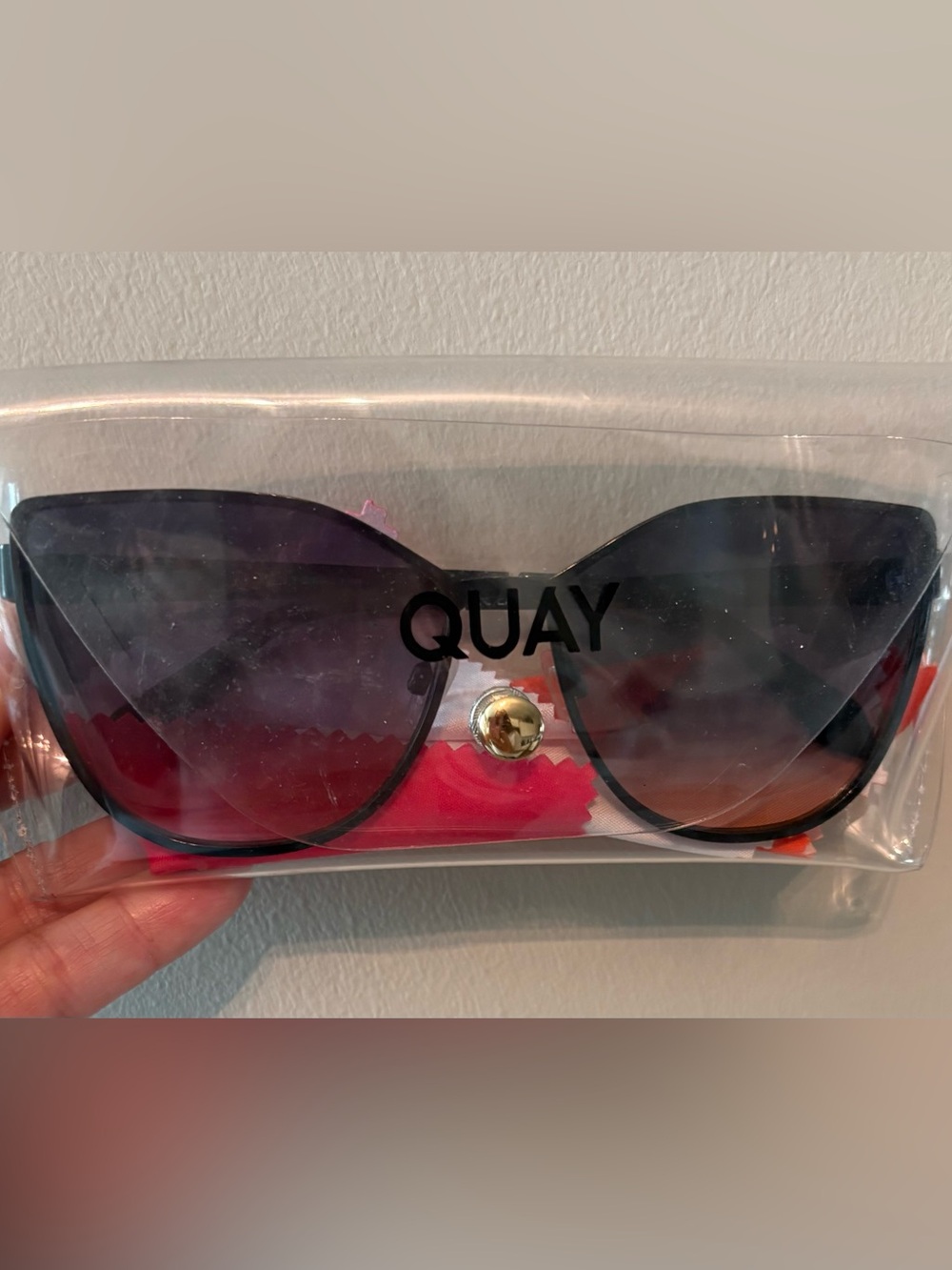 Quay Australia Black Frame with Gradient Brown Lenses Sunglasses - Picture 2 of 2